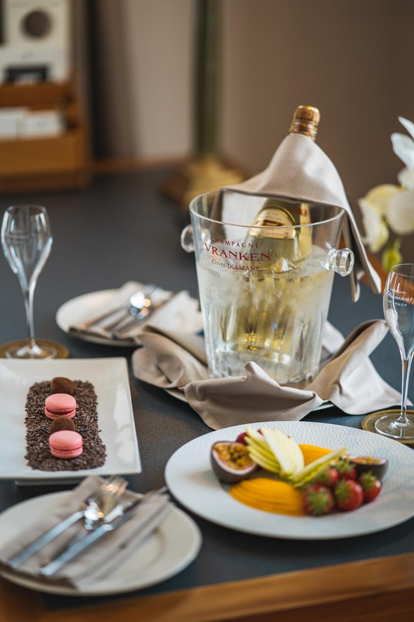 Beau Rivage Hotel Neuchâtel Dış mekan fotoğraf Champagne in a champagne bucket