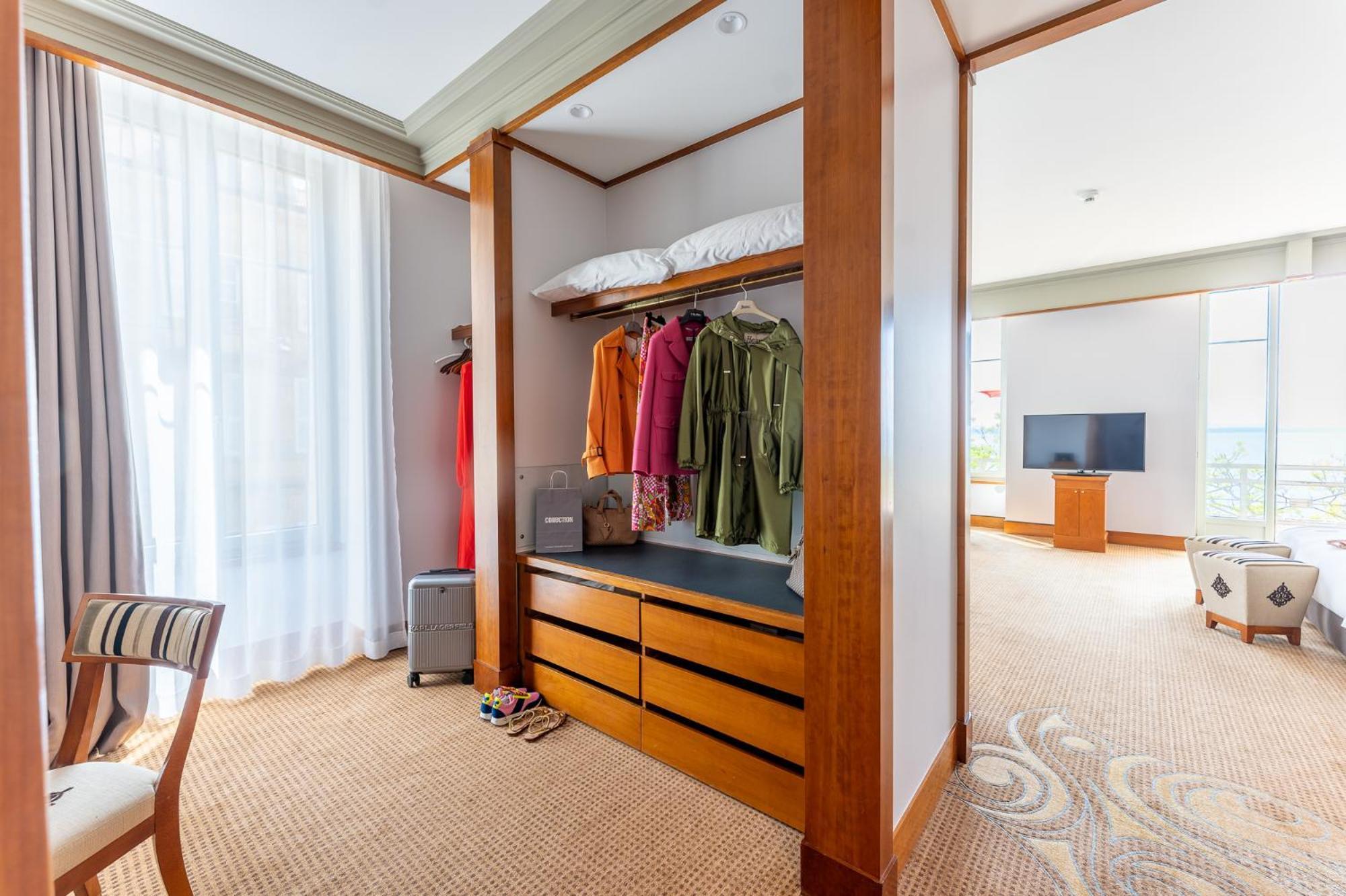 Beau Rivage Hotel Neuchâtel Dış mekan fotoğraf A walk-in wardrobe